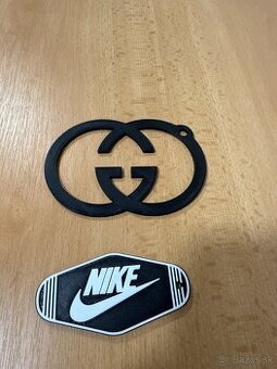 Gucci Znak alebo aj klučenka, nike klučenka