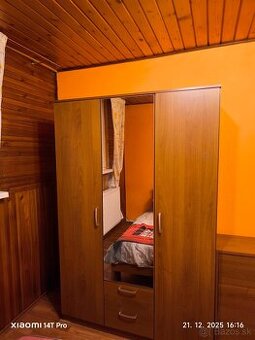 3-dverová skriňa so zrkadlom do spálne/študentskej izby