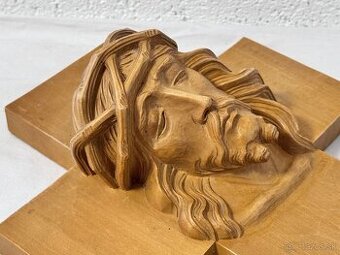 Stará dřevěná plastika Kříž s hlavou Ježíše