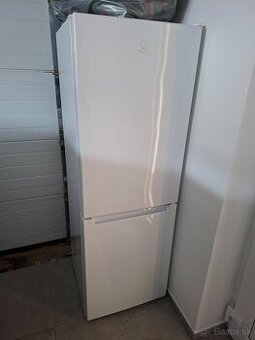 Chkadnicka s mraznickou Indesit