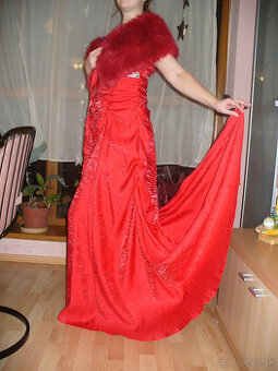 červene spoločenské šaty