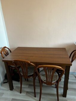 Jedálenskýrozťahovací stôl aj so stoličkami
