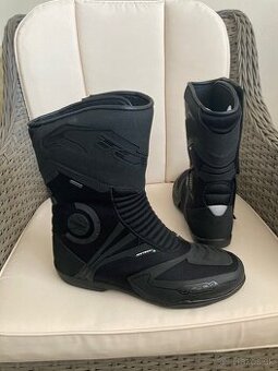 Predá pánske čižmy