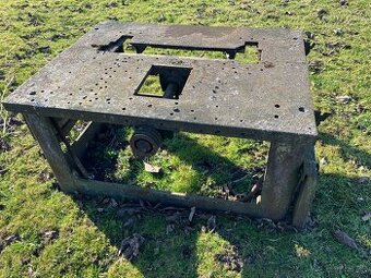 masívny liatinový rám – stolová píla + hriadeľ