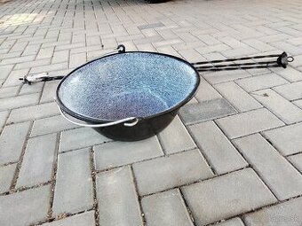 Kotlík na guláš s trojnožkou