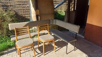 Kuchynský stôl s rohovou lavicou
