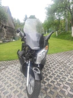 Predám skúter HONDA S-WING 125, r.v 2012 (po menšej nehode)