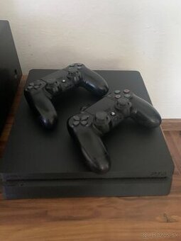 PlayStation 4 Slim 500 GB + 2 ovládače + hry