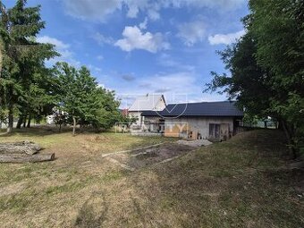 DOM NA REKONŠTRUKCIU S VEĽKÝM POZEMKOM 1 093 m2 –...
