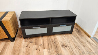 skrinka Ikea BRIMNES pod televizor