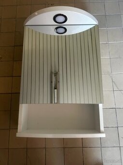 Skrinka so zrkadlom nad umývadlo