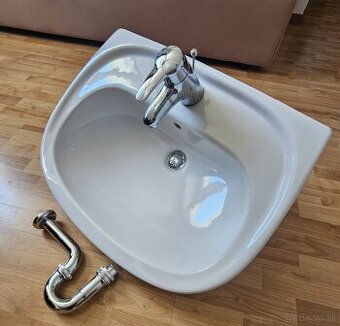 Umývadlo Vitra s batériou a kovovým odtokom