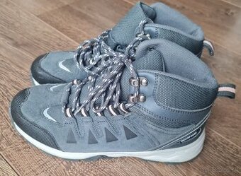 Predám detské trekingové topánky veľkosť 38