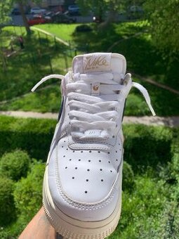 Nike Air Force 1 “metalic gold blude”