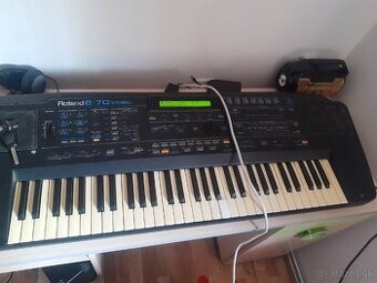 Roland E-70 - 1