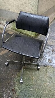 Kovové kreslá s koženkou