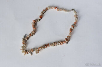 Starožitný náhrdelník z ružoového koralu