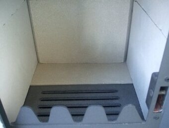 Krbove kachle do mensich priestorov. Vpredu dvierka zo sklom