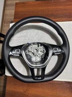 koženy volant PASSAT B8 super stav