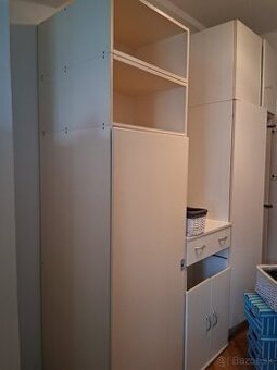 Jednodverová vešiaková skriňa s nástavcom