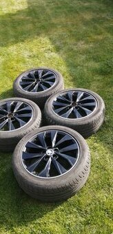 čierne R16" ŠKODA 5x100 Fabia pneu 215/45 R16 Dunlop
