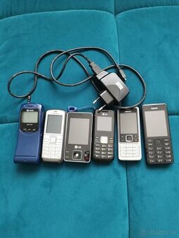 Staré Retro Mobilné Telefóny plus nabíjačka