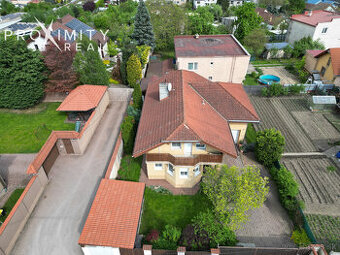 Priestranný rodinný dom s balkónmi a garážou v Barci