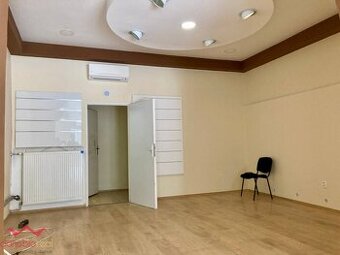 Vkusný obchodný priestor na prenájom v centre Komárna