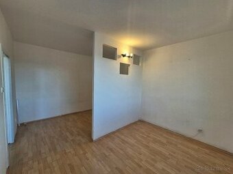 Predaj 1 izb.byt_Levice_balkón