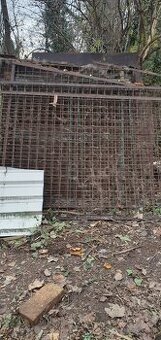 Železo, pletivo, drevo