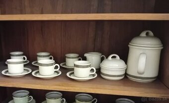 Kávová súprava, ozdobné vázy, misa, taniere, poháre