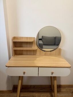 Predám krásny kozmetický stôl