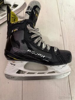 HOKEJOVÉ KORCULE BAUER SUPREME M4 VEĽKOSŤ 4 fit3