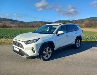 Toyota RAV4 2.5 Hybrid e-CVT Ťažné,Navi,LED r.v.2021 Kúp.SR