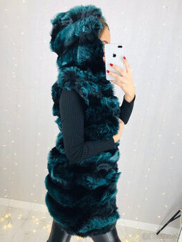 Čierna kožušinová vesta s kapucňou