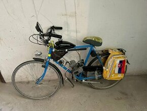 Bicykel s benzínovým pridaným motorom
