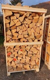 Palivové drevo ukladané v klietkach