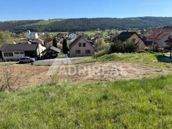 PREDAJ: Stavebný pozemok so stavebným povolením a IS; 900 m2