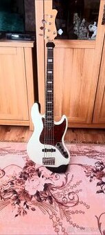 Bass guitar