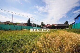 NA PREDAJ SKVELÝ STAVEBNÝ POZEMOK (713 m2), VŠETKY SIETE...