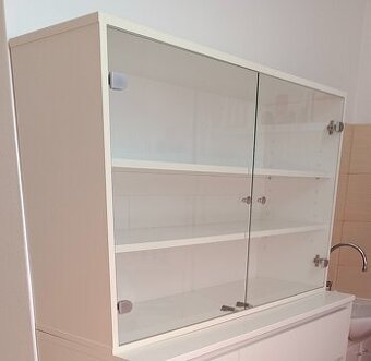 Presklená vitrína a komoda