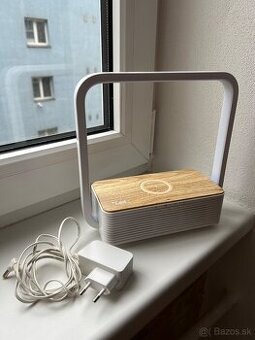 Lampa s reproduktorom a s bezdrôtovou nabíjačkou na telefón