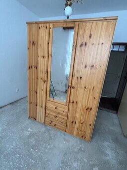 Šatníková skriňa