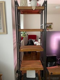 Knižnica z pravého dreva