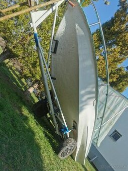 Laminátový motorový čln