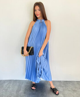 nebovomodré plisovane šaty