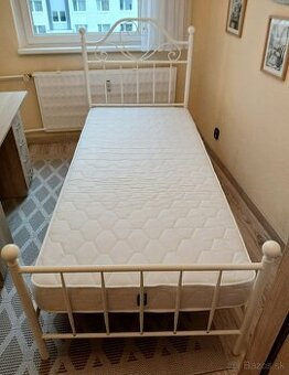 Posteľ s dreveným roštom a novým matracom