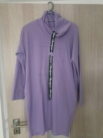 Fialové šaty s dlhým rukávom