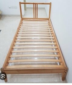 Drevená posteľ Ikea