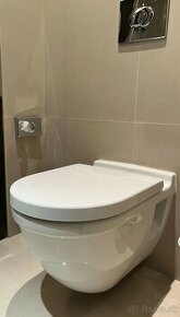 Toaleta WC značky Duravit so sedátkom